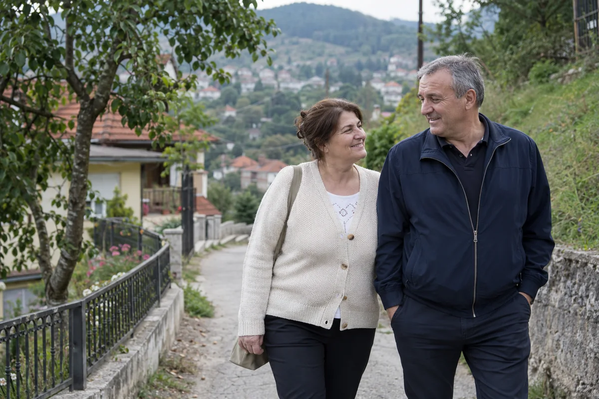 Odrasli par u opuštenoj šetnji kroz komšiluk